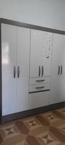 Vendo guarda-roupa roupa semi novo