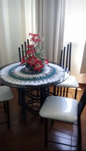 Vende-se mesa e um bar de madeira