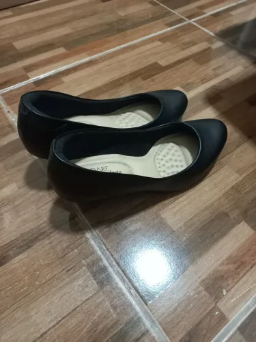 Lindo sapato femenino.
