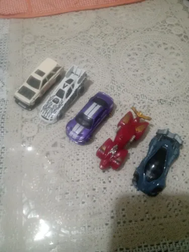 Kit com 5 carrinhos Hotwheels.