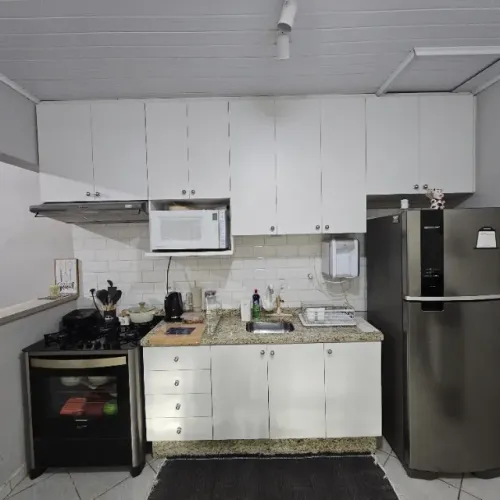 Cozinha Planejada em MDF + Bancada de Pedra com Cuba