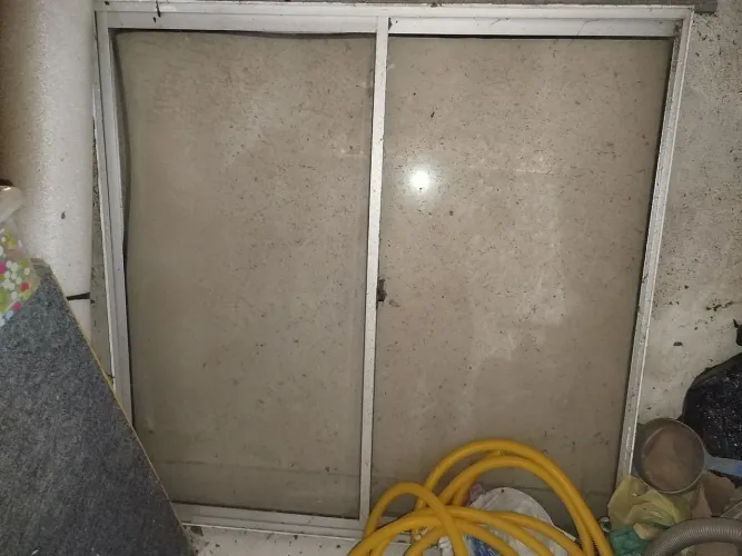 Vendo porta de vidro, janela de vidro e basculante.
