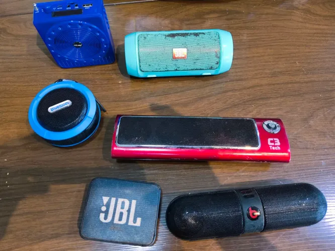 Lote de caixa portáteis com MP3 bluetooth rádio funcionando no estado leia a descrição