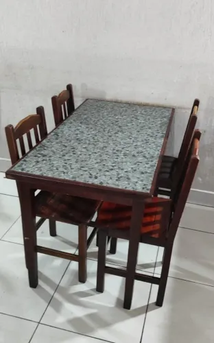 Mesa com 4 cadeiras 
