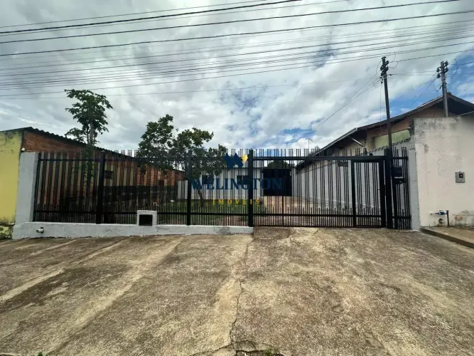 Casa no Bairro Bandeiras.