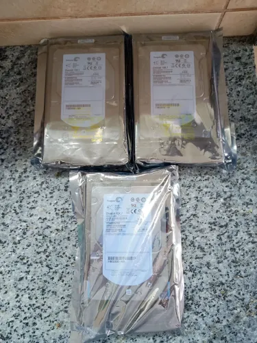 Vendo HD Seagate 600GB 15K.7 Sas St3600057ss 9fn066-031, com gaveta, Novos. Leia.