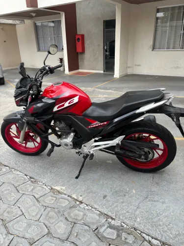 Vendo Honda CB Twister 250 ano 2020, moto de único dono, muito bem cuidada e conservada.