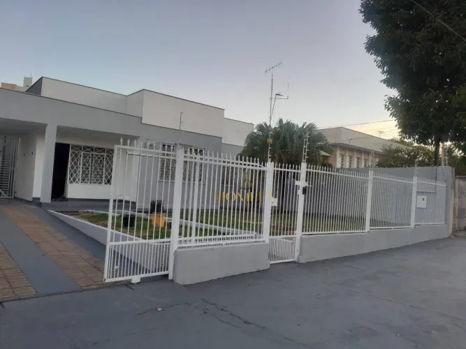 Casa com 6 quartos para alugar, 350 m² por R$ 7.500/mês - Jardim Shangri-la A - Londrina/P