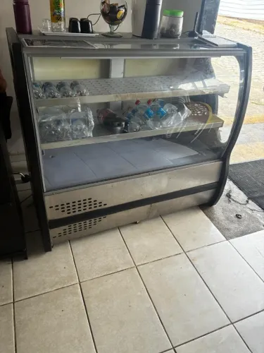 Balcão Refrigerado Vitrine Vidro Curvo para Bebidas e Doces - Em Perfeito Estado