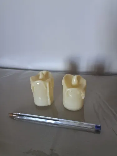 Duas velas com pilha