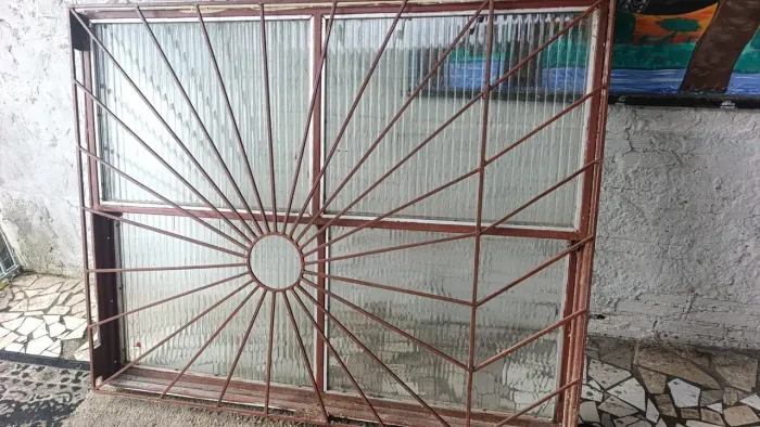 Janela de ferro com vidros