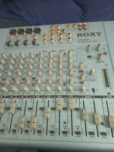 VENDO MESA ROXY 12 CANAIS!