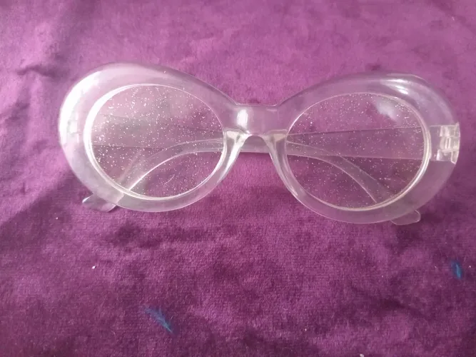 óculos de sol retro ovais com armação transparente grossa e lentes com glitter brilhante