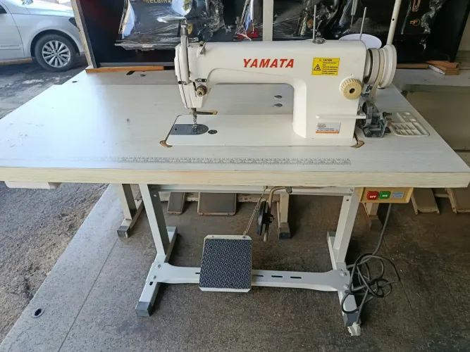 Máquina de costura reta yamata
