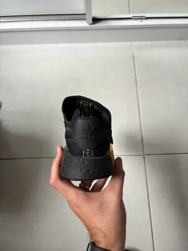 NMD_R1AllBlack Metallic Gold Feminino