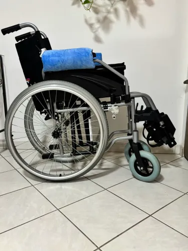 Cadeira de rodas. Dois meses de uso.