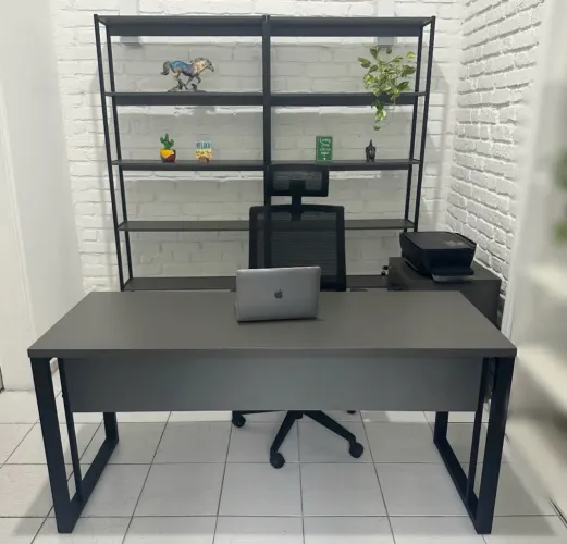 Mesa de Escritório e PC Gamer (135x60 cm) - Base de Ferro Reforçada