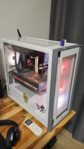 PC GAMER HIGH END 7800X3D 9070XT SAPPHIRE NITRO+