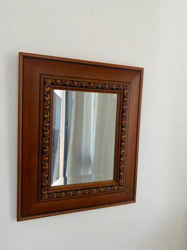 Quadro decorativo com Espelho Bisote e Moldura em Madeira 