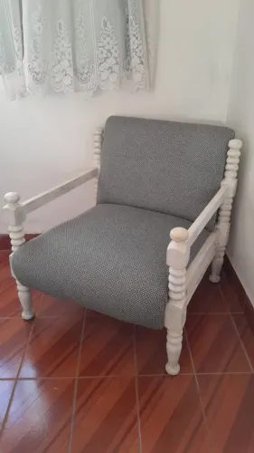 Poltrona de madeira maciça com assento de espuma revestido de pano resistente, muito confo