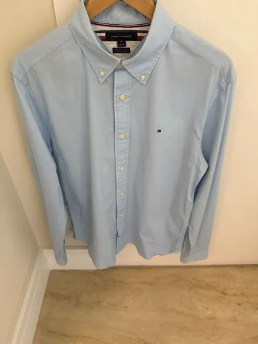 Camisa Tommy Hilfiger tamanho M,pouquissimo udo,somente uma manchinha na parte de baixo