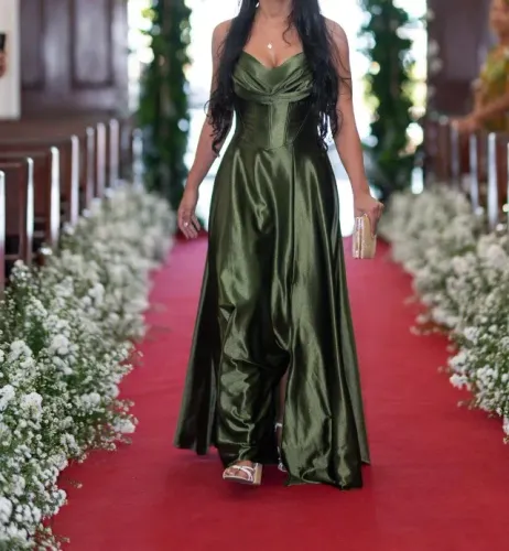 Vestido de Madrinha verde oliva Confeccionado em tecido de alta qualidade