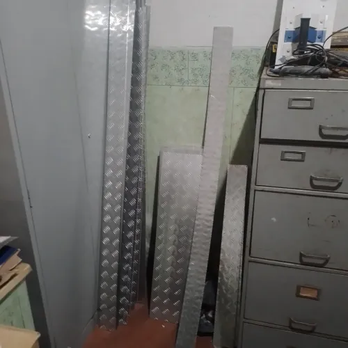 CHAPAS ANTI DERRAPANTE DE ALUMÍNIO, PEDAÇOS