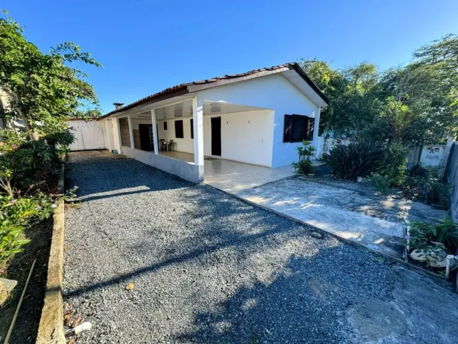 Casa próxima ao mar com 3 dormitórios, ampla varanda com churrasqueira para alugar, 130 m²