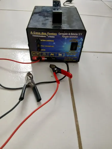 Vendesse um carregador de bateria de carro 