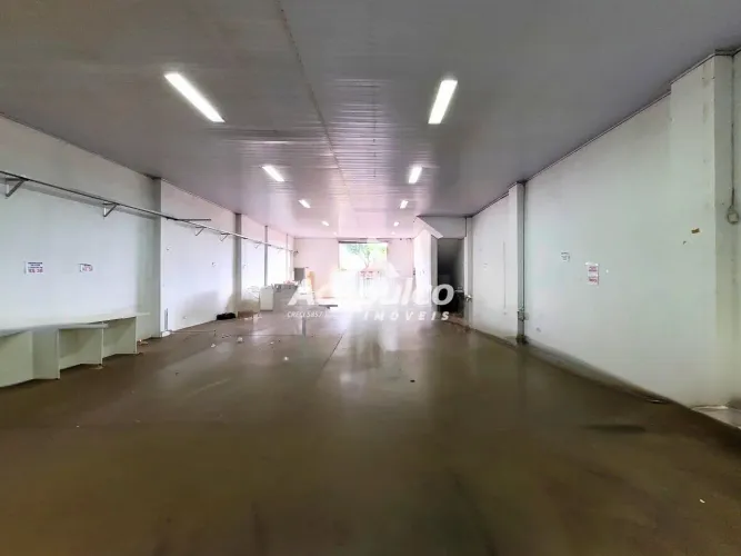 Salão comercial no bairro Vila Cordenonsi em Americana/SP.