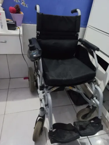 Vendo cadeira de rodas motorizada, semi nova sem o motor. Valor 1.500,00 pouco tempo de u