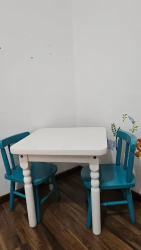 Mesa infantil + 2 cadeiras.