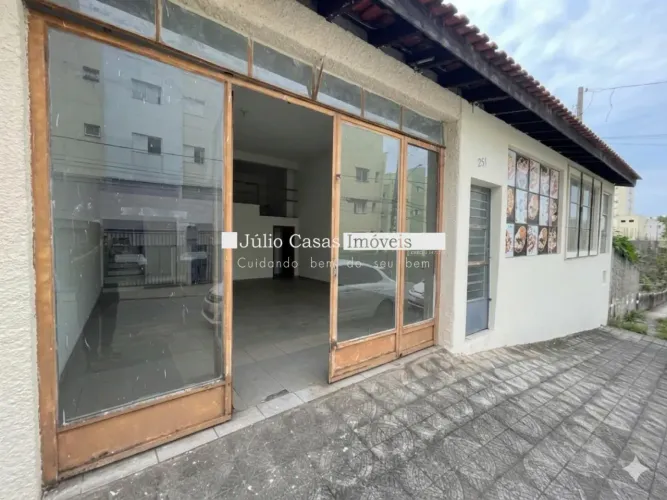 Salão Comercial com 260 m² em uma travessa/paralela à Av. Dr. Armando Pannunzio, em Soroca