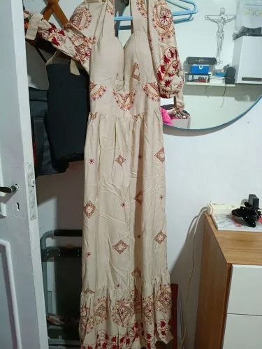 Estou vendendo um Vestido longo tem manga média nós braços 