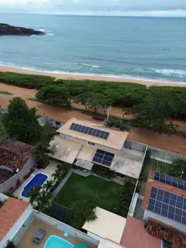 VENDE-SE LINDA CASA DE ALTO PADRÃO FRENTE PARA A PRAIA EM SETIBA, GUARAPARI/ES