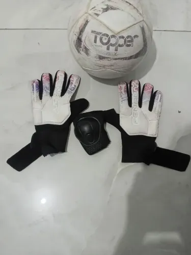 Kit goleiro da pênalti luva com qualidade boa da pênalti e vem com a bola da topper
