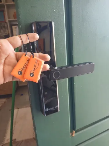 Técnico instalador de fechadura digital 