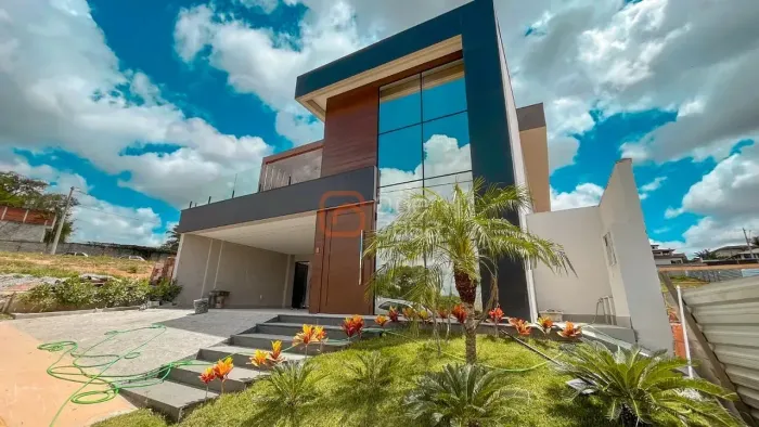 Casa com 4 suítes e piscina em condomínio fechado na Pampulha