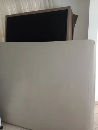 Cama com colchão e cabeceira