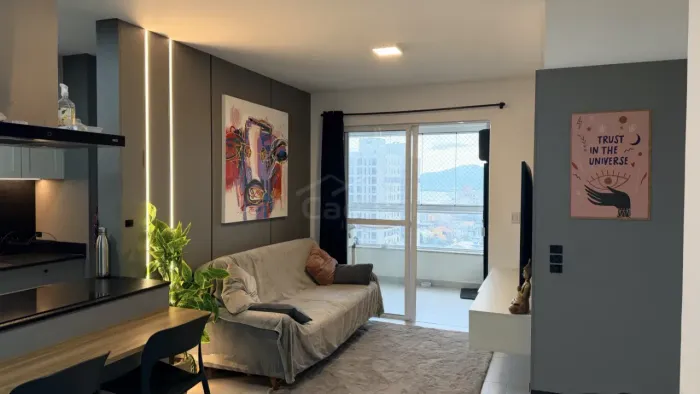APARTAMENTO Á VENDA, 100 METROS DO MAR, 02 DORMITÓRIOS COM SUÍTE, MOBILIADO, BAIRRO CENTRO