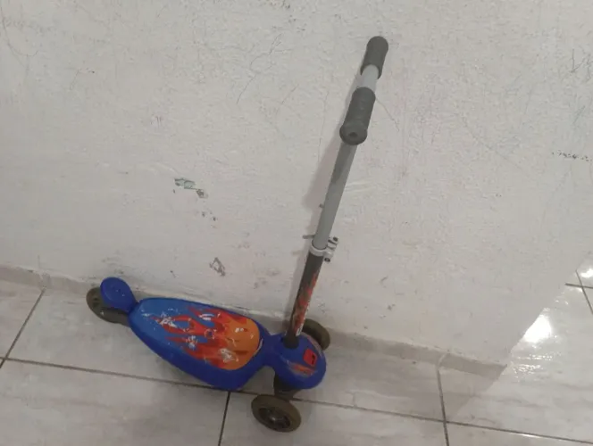 Patinete infantil acende as luizinhas