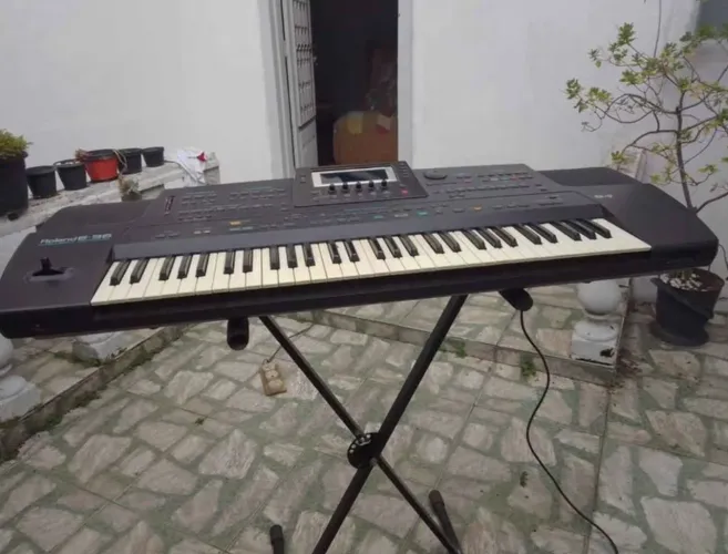 Teclado Roland E-96