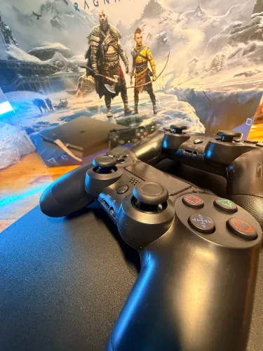 PlayStation 4 Slim destravado com 2 controles