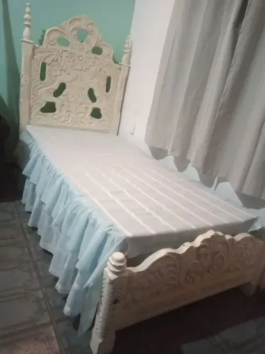 Cama em madeira maciça