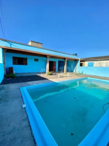 Casa com 2 dormitórios à venda em Balneário Arroio do Silva-SC.