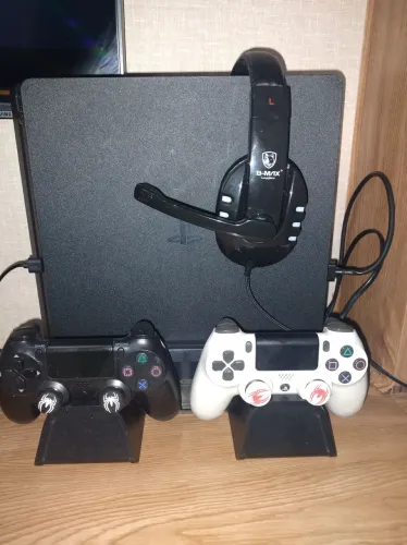 PS4 Slim 1TB completo + 2 controles + base cooler/carregador + headset RGB