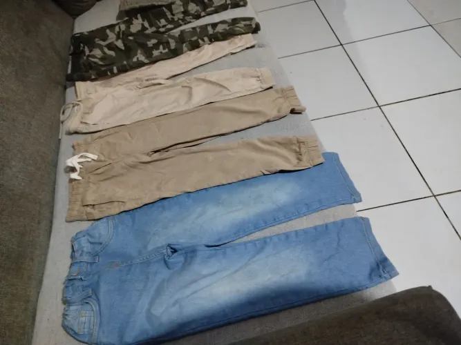 Vendo 4 calças infantil.