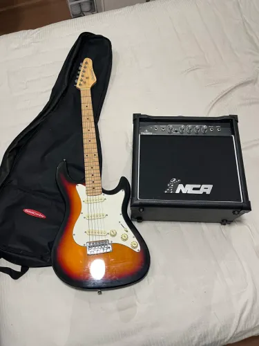 COMBO: Guitarra Strinberg STS 100 SB + Amplificador NCA Thunder Plus + Capa protetora