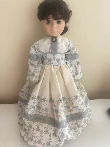 Boneca de porcelana antiga 40cm, trazida dos EUA.