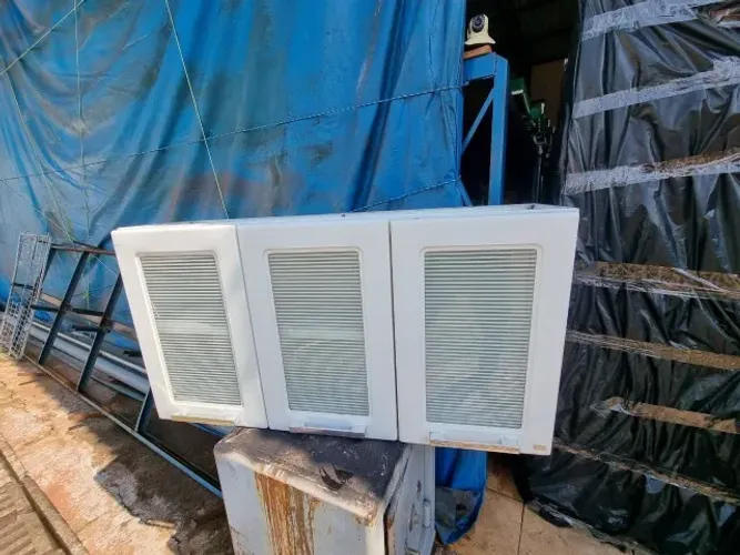 Armário em aço Itatiaia 1,20 m aero de 3 porta com vidro semi novo